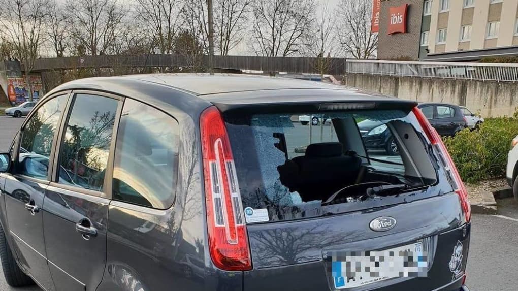 Voiture avec lunette arrière brisée