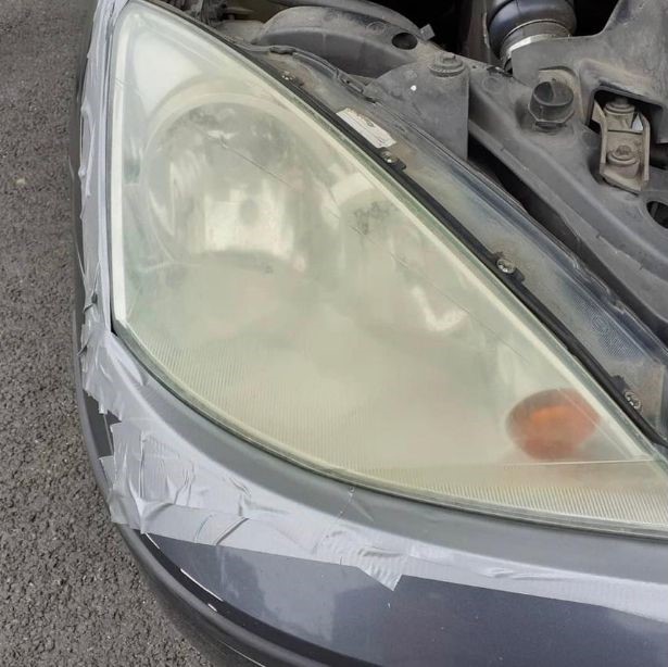 Phare de voiture avant rénovation